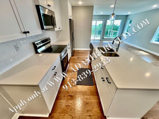 Building Photo - Beautiful Like New 4 Bed 4 Bath Home in Overland Park-Available NOW!!