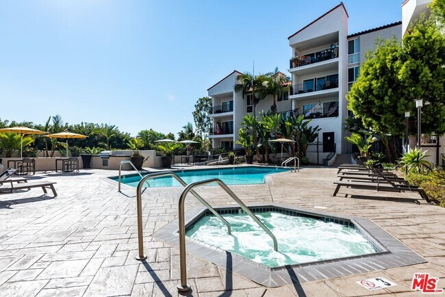 Building Photo - 6600 Beachview Dr