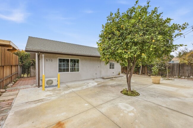 Building Photo - 2 Bedroom | 1 Bathroom | Private Back House