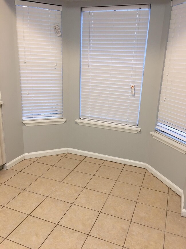 Building Photo - Beautifully Updated Townhome in the Heart ...