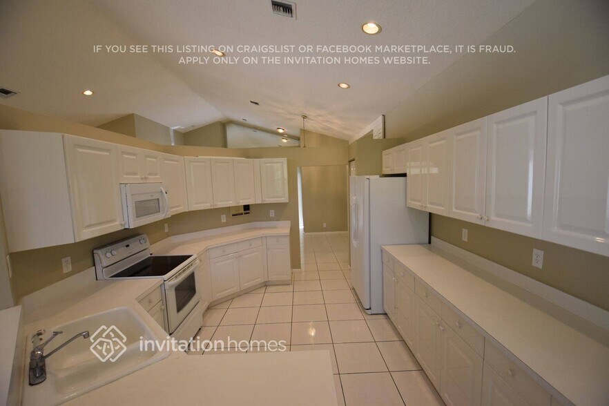 Building Photo - 10213 Lexington Lakes Blvd N