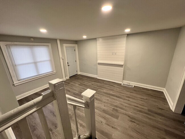 Building Photo - Refreshed 3BR/1BA Cozy Home with Porch & Fenced Yard!