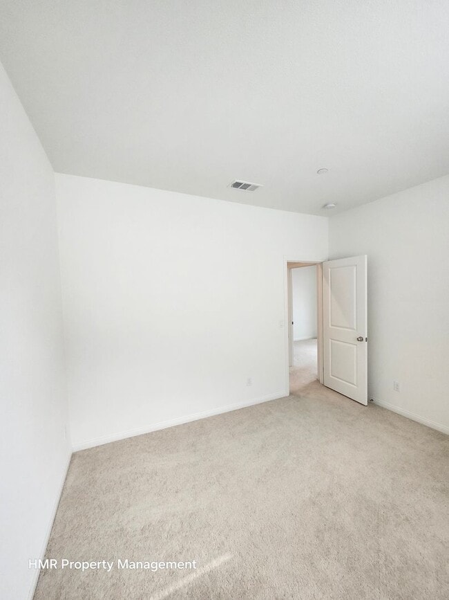 Building Photo - Beautiful two story 5 bedroom in ontario R...