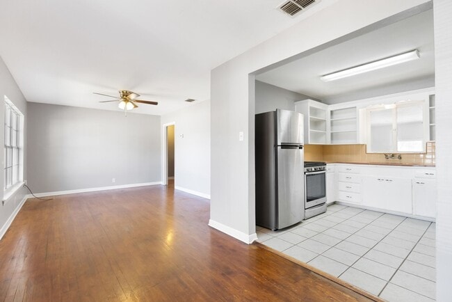 Building Photo - Charming Home Awaits: Spacious & Modern Living in a Prime Location