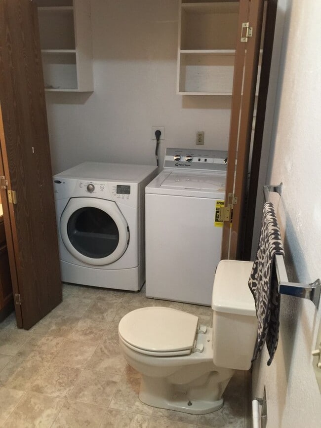 Building Photo - South Anchorage Beautiful 3 bed townhouse ...
