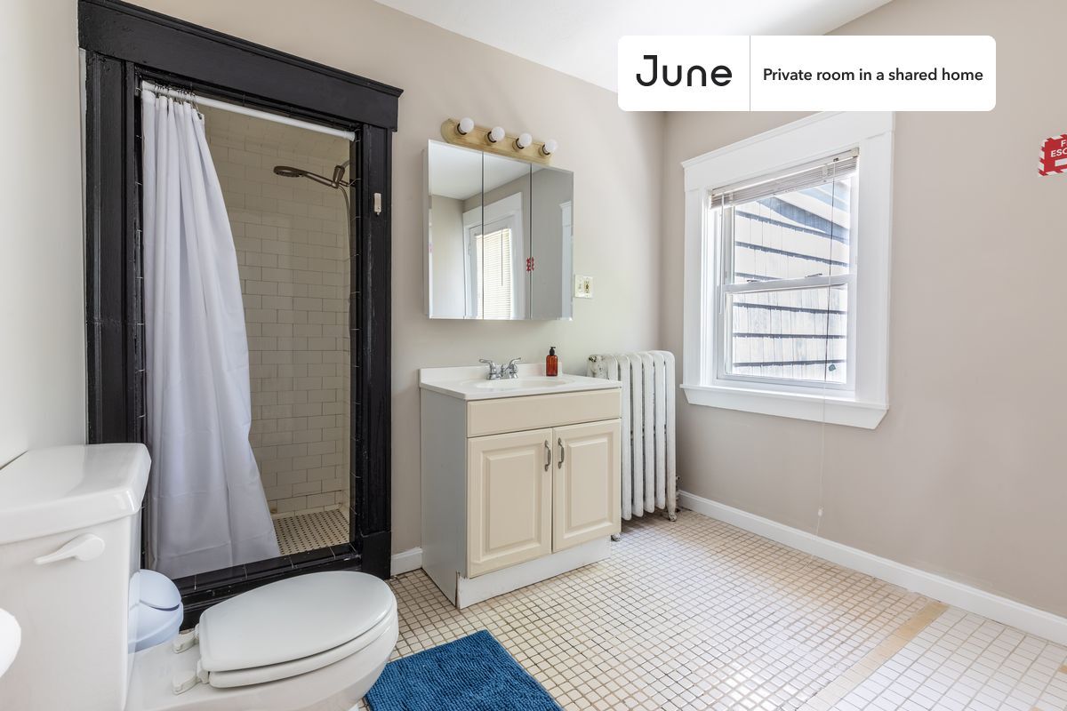 Building Photo - Private bedroom in 9 bed/2 bath Home