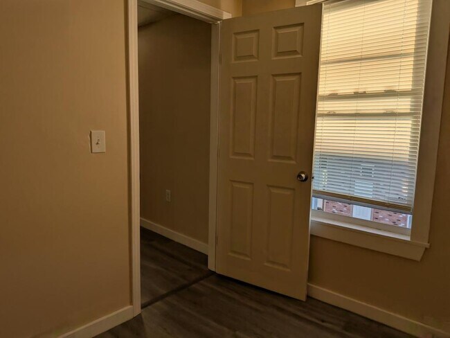 Building Photo - 437 Bay St