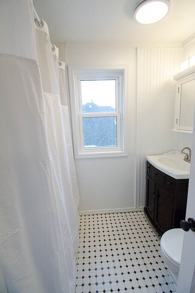 Building Photo - Beautiful Family Home Near Downtown And Hospital!