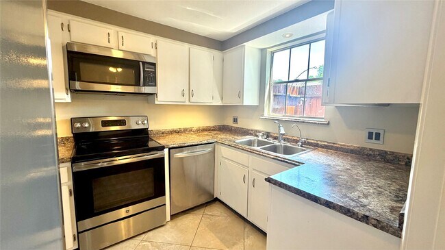 Building Photo - 11710 Southlake Dr