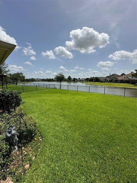 Building Photo - 3002 E Lake Falls Cir
