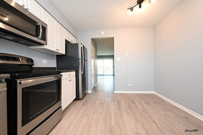 Building Photo - 9360 Bay Colony Dr
