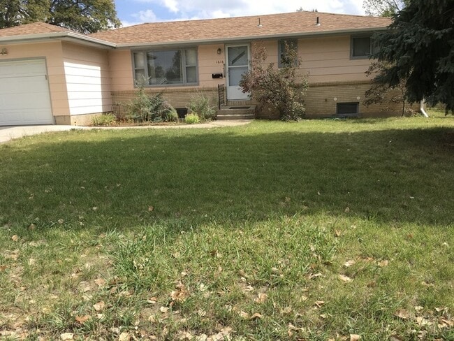 Building Photo - Fantastic 4 Bedroom/2 Bath Ranch Home with 1 car attached garage - Near Lake Loveland!