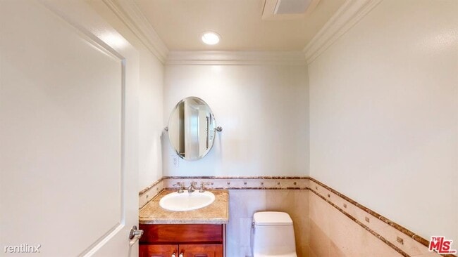 Building Photo - 2306 Fox Hills Dr