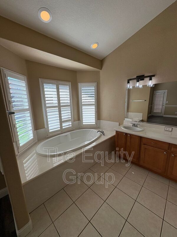 Building Photo - 6227 W Oak Ave