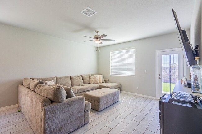 Building Photo - Beautiful home offers access to resort-style amenities