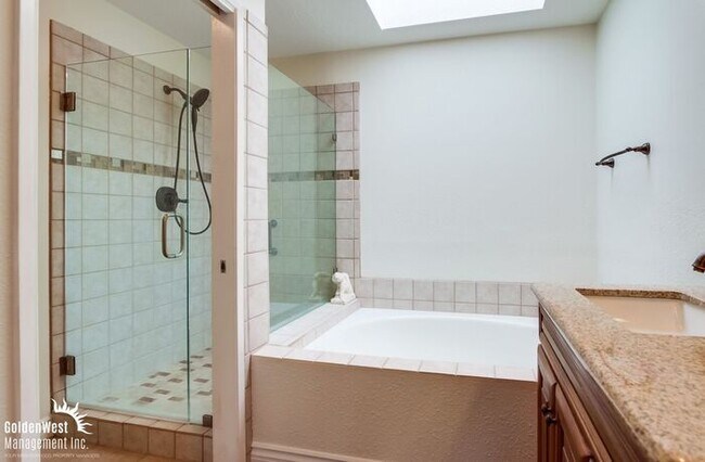 Building Photo - Elegant & Bright 2Bdm 2Ba Home in Vista Va...