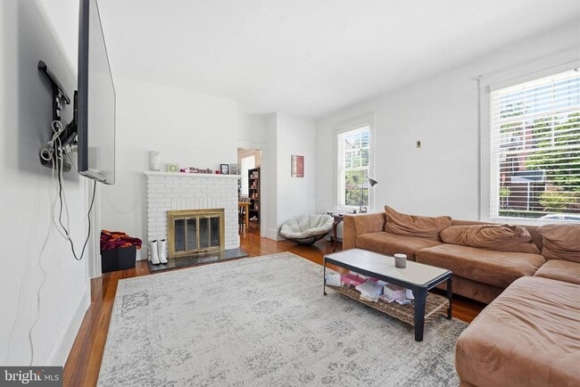Building Photo - 524 N Kenmore St