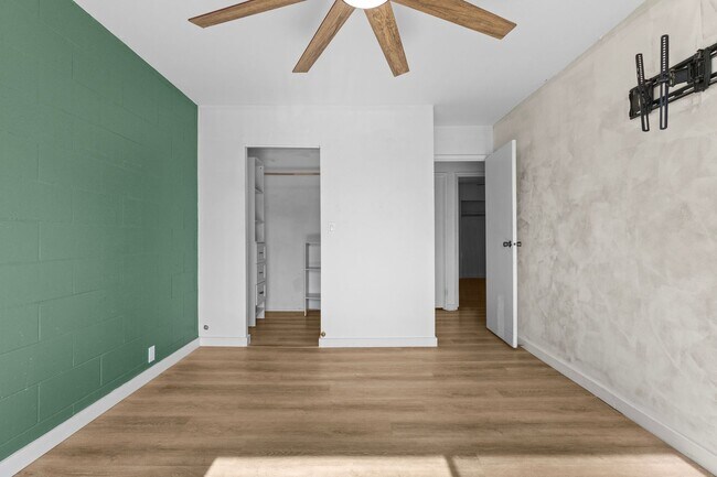 Building Photo - Spacious 3-Bedroom Townhome Across from Pearlridge – Available April 5