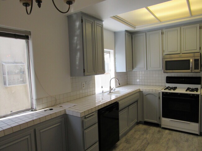 Building Photo - 5145 Yarmouth Ave