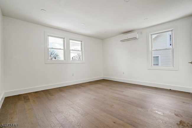 Building Photo - 554 Hort St