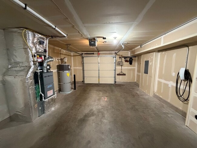 Building Photo - Amazing 2Bed/2.5 Bath Townhome in West Seattle!