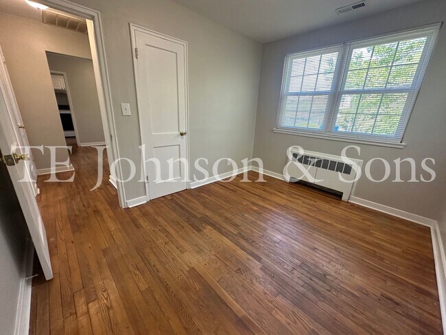 Building Photo - Spacious 2 Bedroom Condo