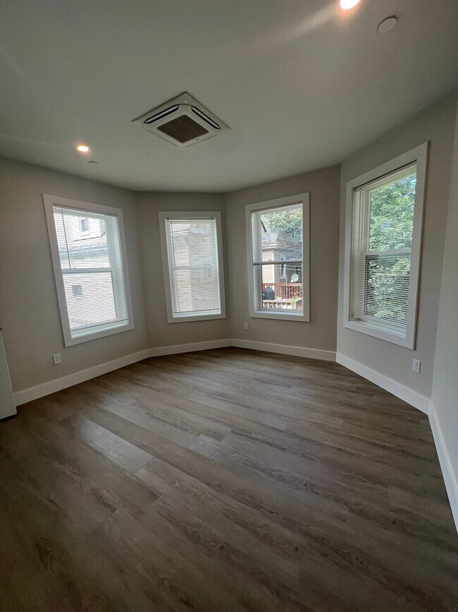 Building Photo - 133 Harrishof St