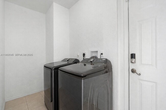 Building Photo - 2467 SE 19th St