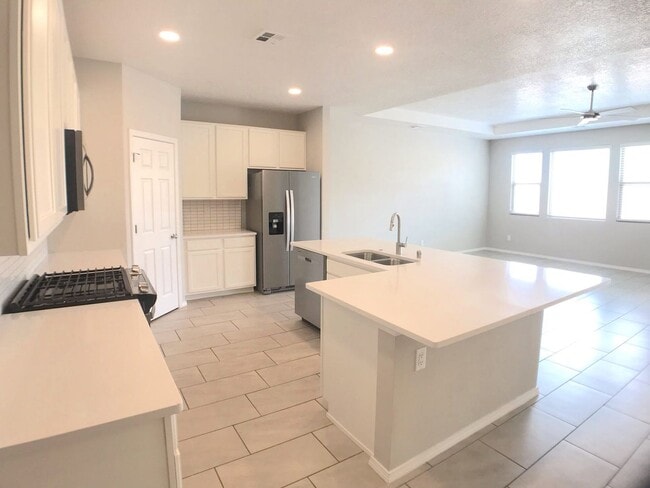 Building Photo - Los Lunas 3 bedroom! Tile Throughout! Refrigerated Air! Spacious living area