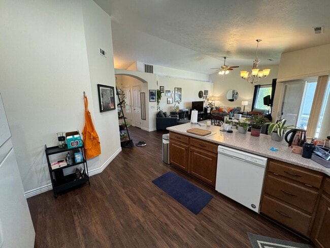 Building Photo - Paradise Cove Home!