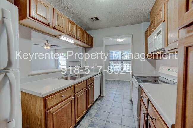 Building Photo - Beautiful 3 Bedroom, 2.5 Bath Condo in Canterbury!