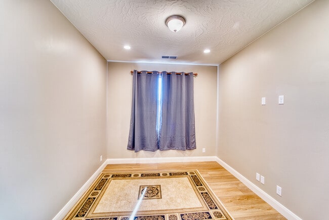 Building Photo - 1544 N Daylight St