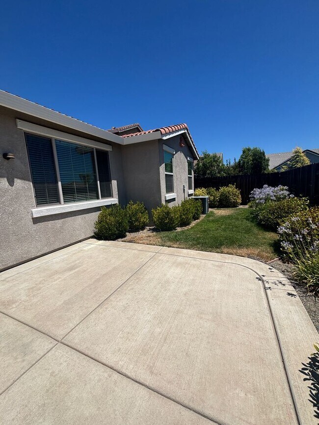 Building Photo - Solar - Whitney Ranch Newer Single Story, ...