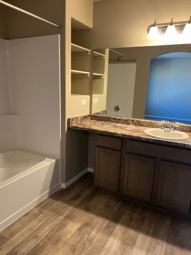 Building Photo - PRACTICALLY NEW 3 Bedroom Townhome