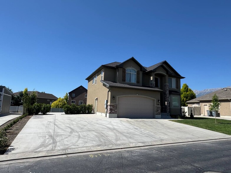 Building Photo - 698 S Lake View Dr