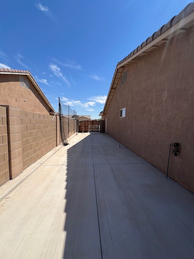 Building Photo - 5 BEDROOM POOL HOME WITH SOLAR!