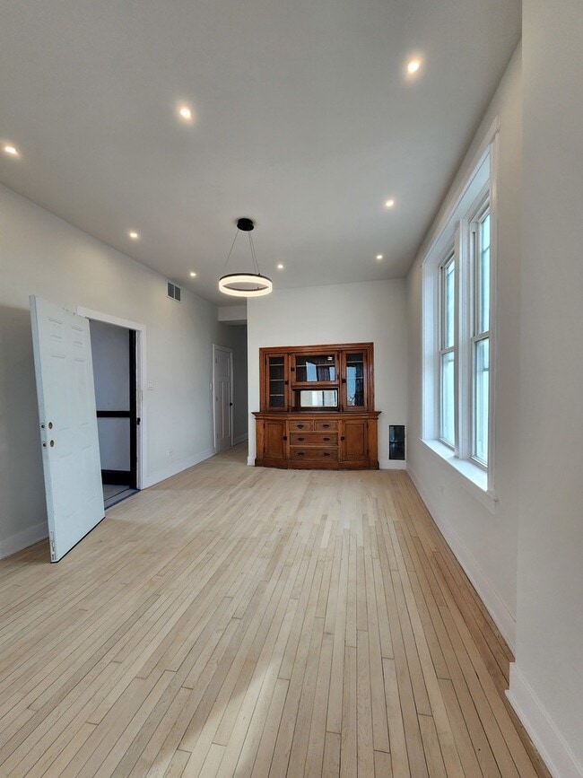 Building Photo - 2345 W 23rd St