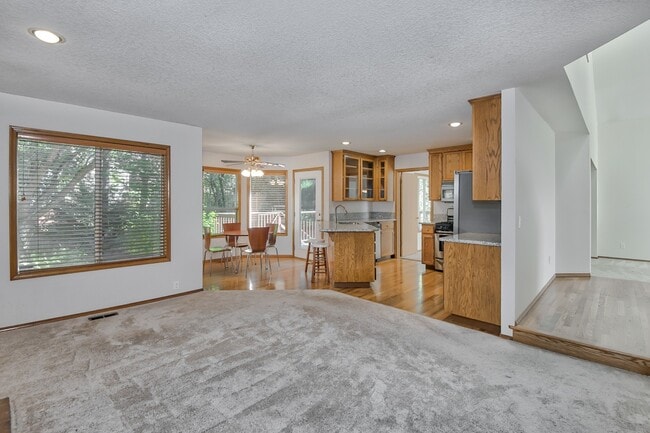 Building Photo - Beautiful cul-de-sac home, with fenced in yard