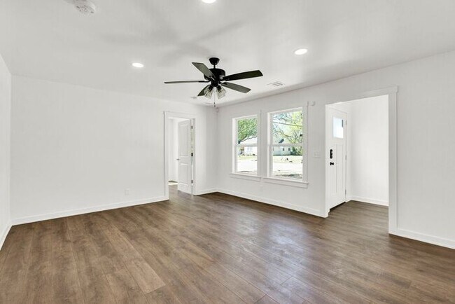 Building Photo - Stunning 3-Bedroom Home with Modern Upgrades in Tulsa