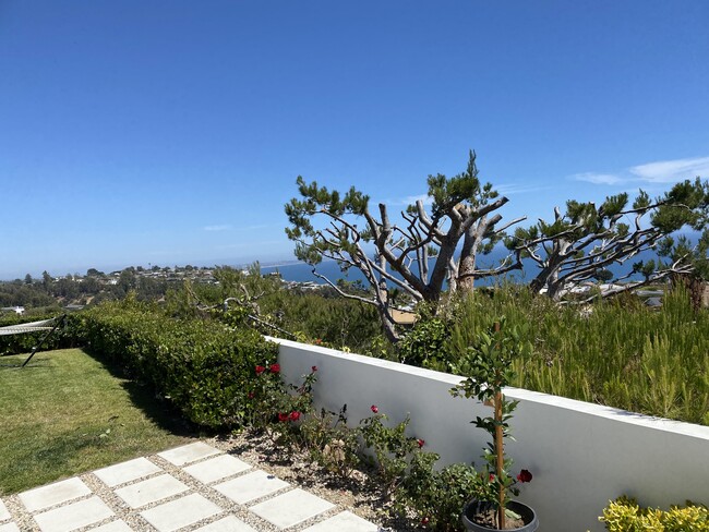 PANORAMIC OCEAN VIEWS - 3440 Shoreheights Dr