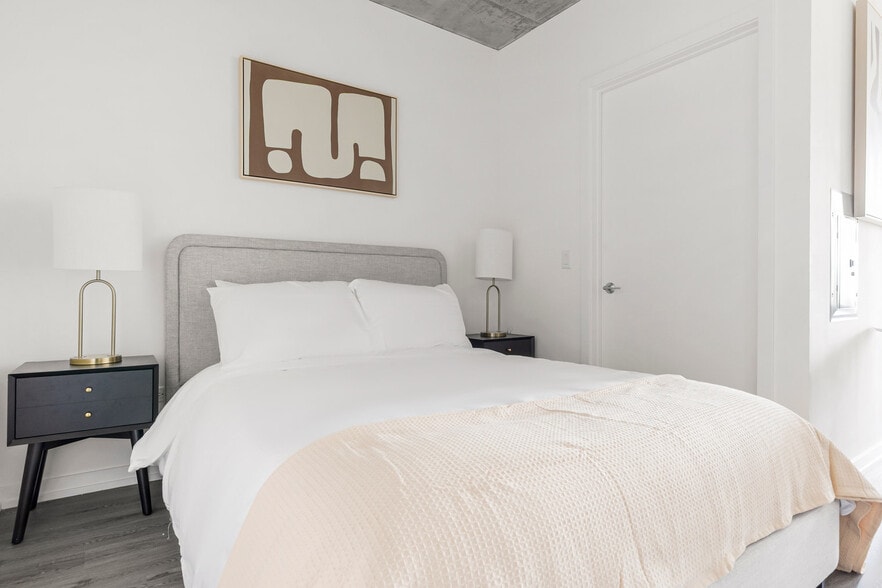 Building Photo - 460 W Chicago Ave