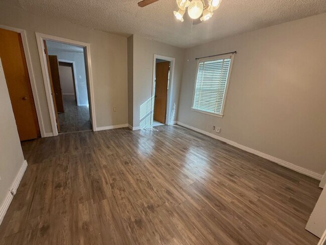 Building Photo - 2125 Cedar Crest Dr