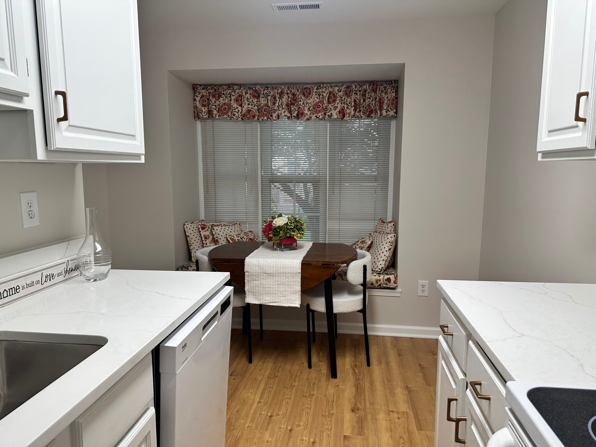 Charming window seat - 4847 Chevy Chase Dr