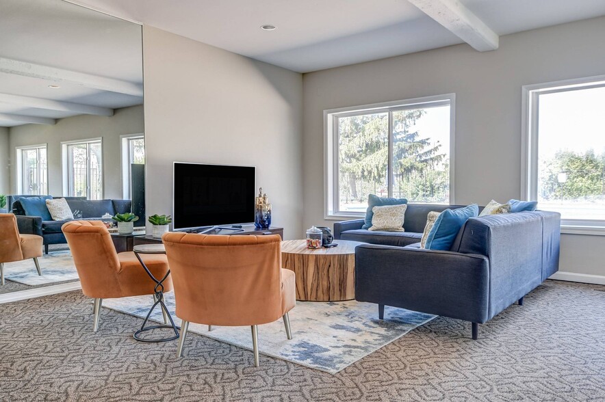 Clubhouse Lounge Area - Hidden Creek