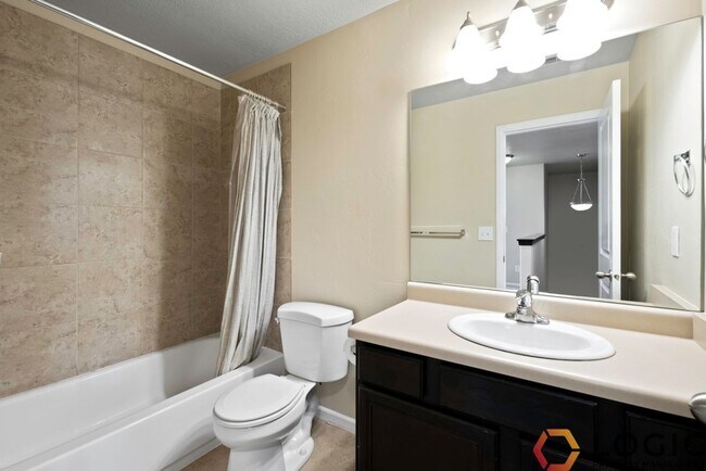 Building Photo - Beautiful Townhome in Midvale!