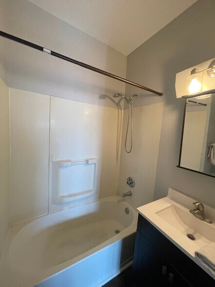 Building Photo - 134 E Maple St