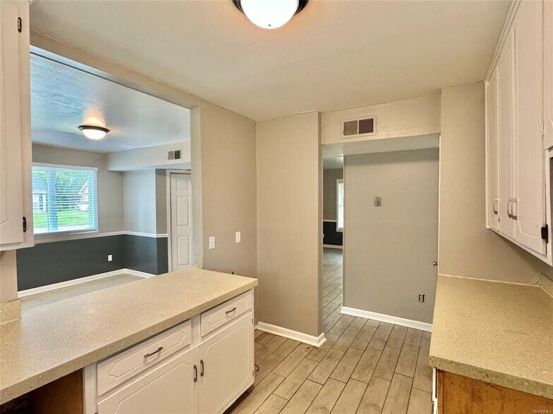 Building Photo - 697 Chatsworth Dr