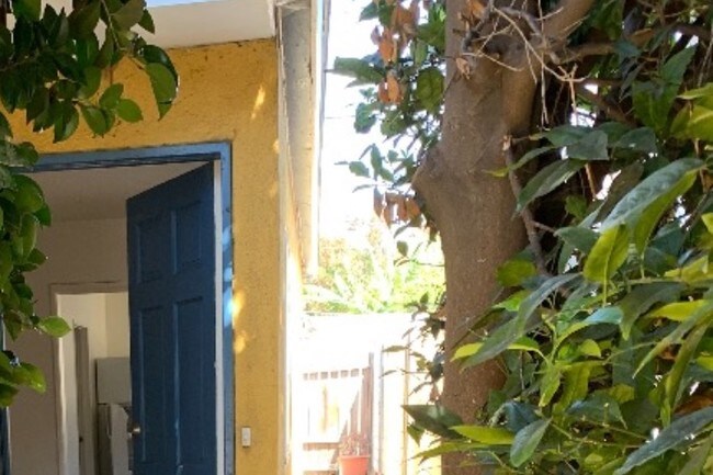 Building Photo - 4970 1/2 S Centinela Ave