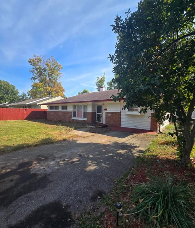 Building Photo - Large Three Bedroom with Bonus Room Single...