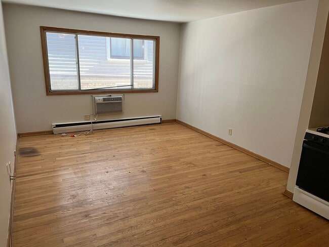 Interior Photo - 1851 N Oakland Ave (18 Unit)
